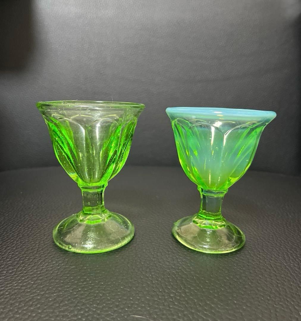 骨董　時代ガラス　希少若草色　乳白暈し　菊割底　アイスクリームカップ　著書掲載品