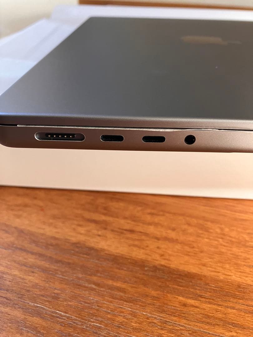 221 超美品　MacBook Pro 14インチ　新品ハードケース付き