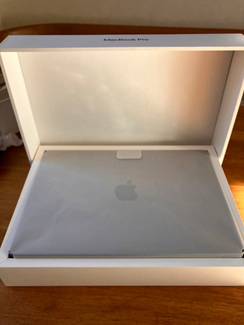 221 超美品　MacBook Pro 14インチ　新品ハードケース付き