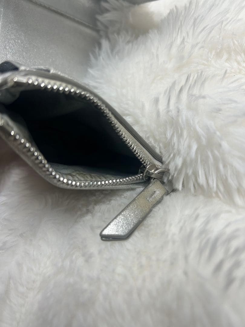 メゾンマルジェラ 三つ折り財布 シルバー グラムスラム カレンダーロゴ