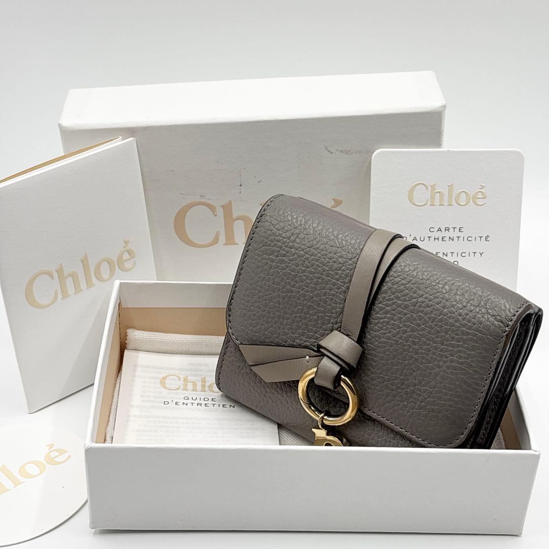 クロエ 3つ折り財布 ミニトリフォールド アルファベットM グレージュ