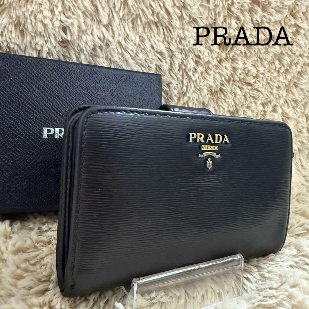 ✨美品✨プラダ　折りたたみ財布　レザー　金具　黒