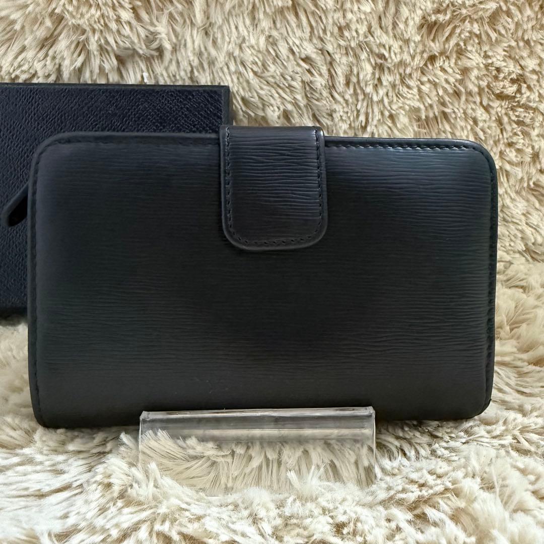 ✨美品✨プラダ　折りたたみ財布　レザー　金具　黒