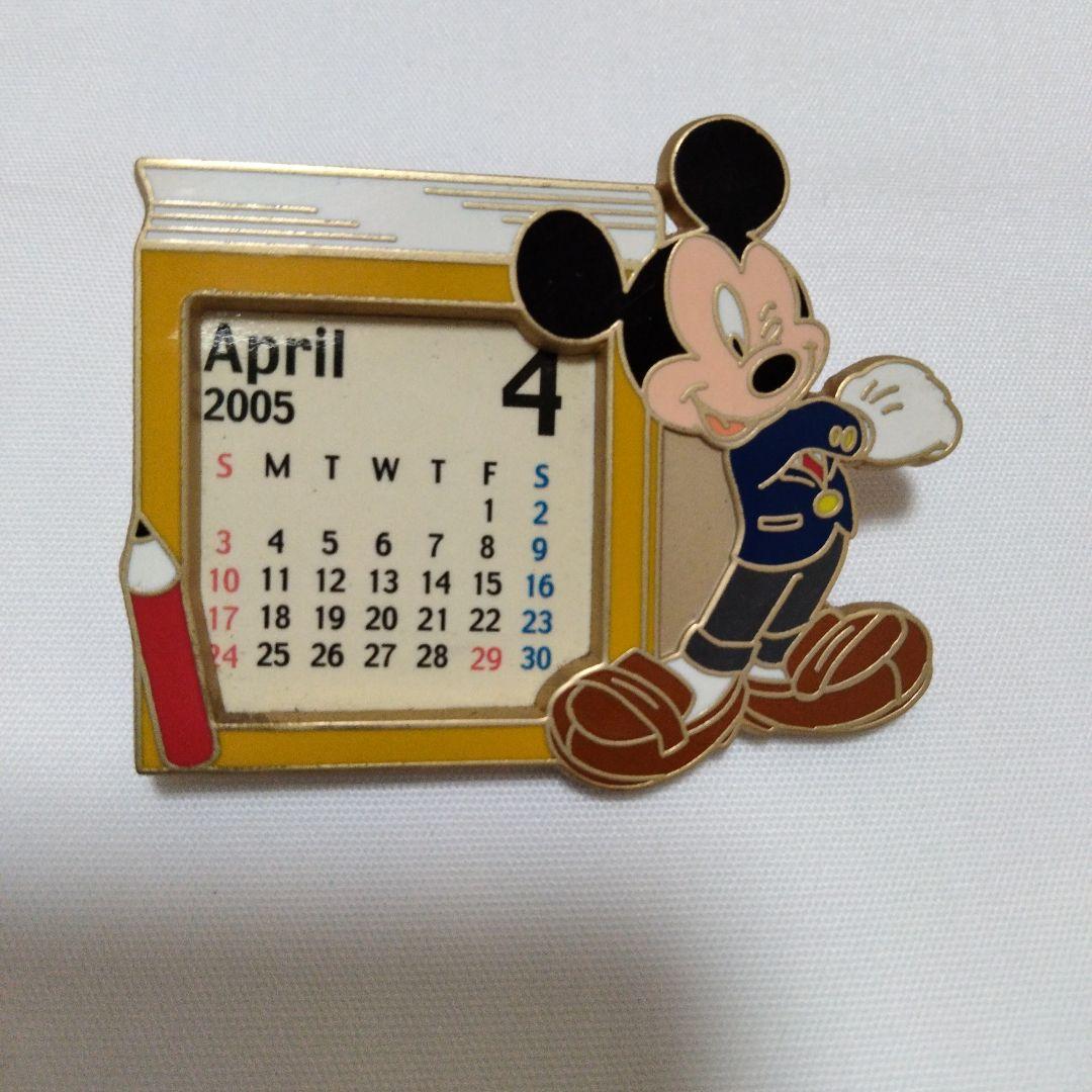 ディズニー　ミッキー・ミニー　2005 カレンダーピンバッジセット