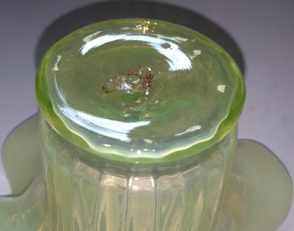 英国製ウランガラスのブライダル・バスケット