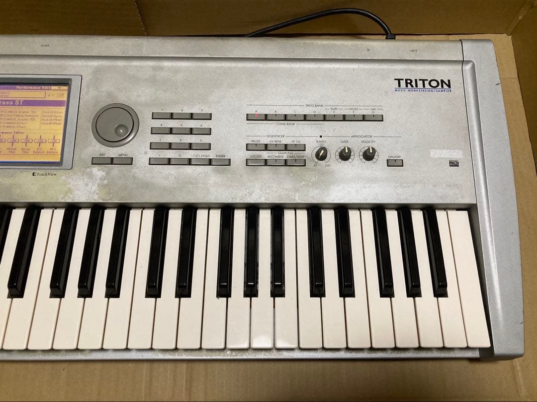 KORG TRITON シンセサイザー 61鍵 コルグ キーボード 0709