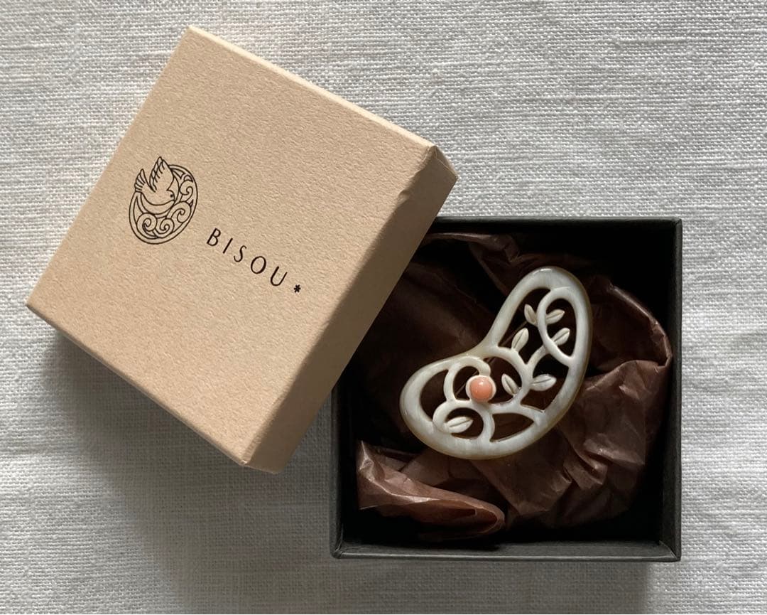 【週末限定出品】 BISOU ピンクさんごのブローチ