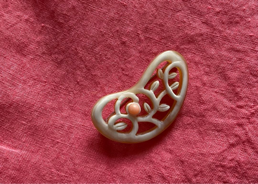 【週末限定出品】 BISOU ピンクさんごのブローチ