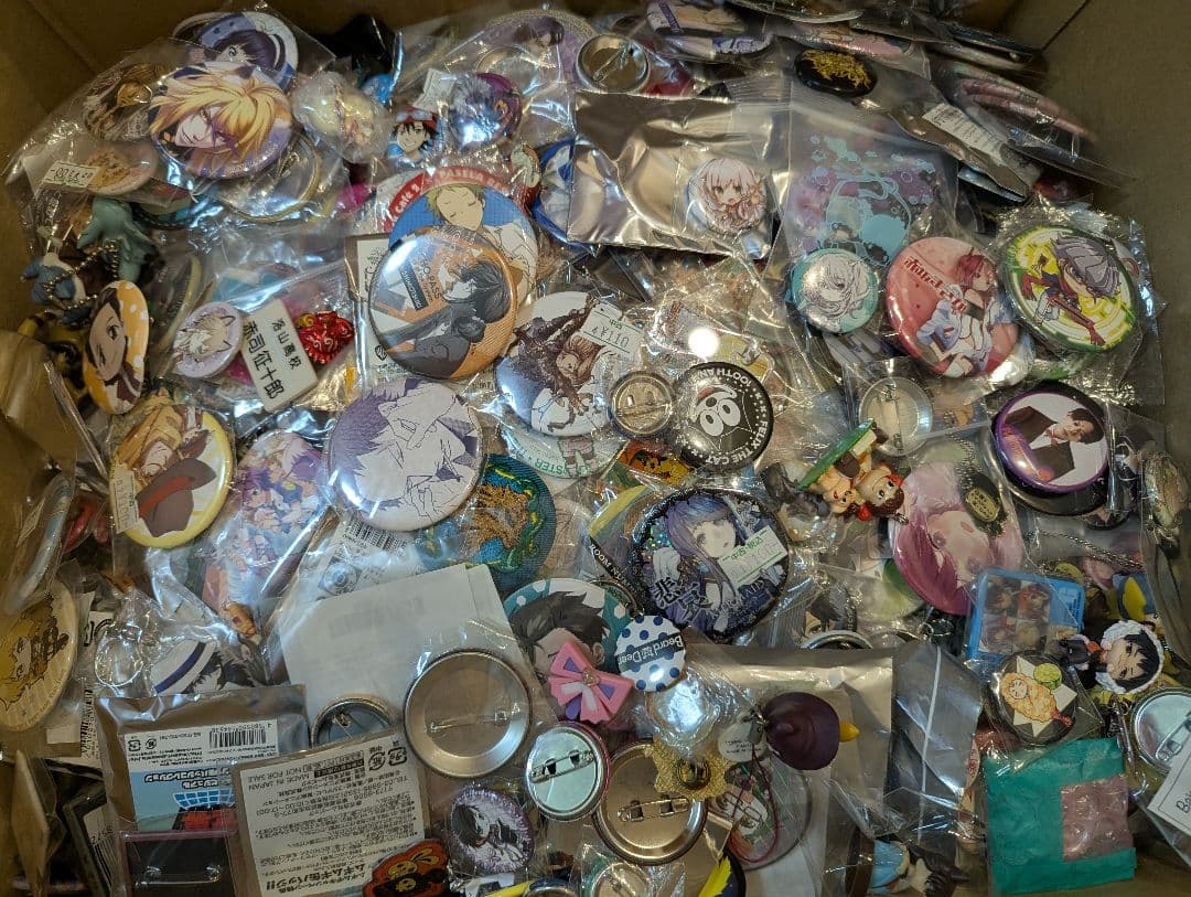 １２０サイズ　１３００点以上　ノンジャンル　大量　缶バッジ　アクスタ　まとめ売り