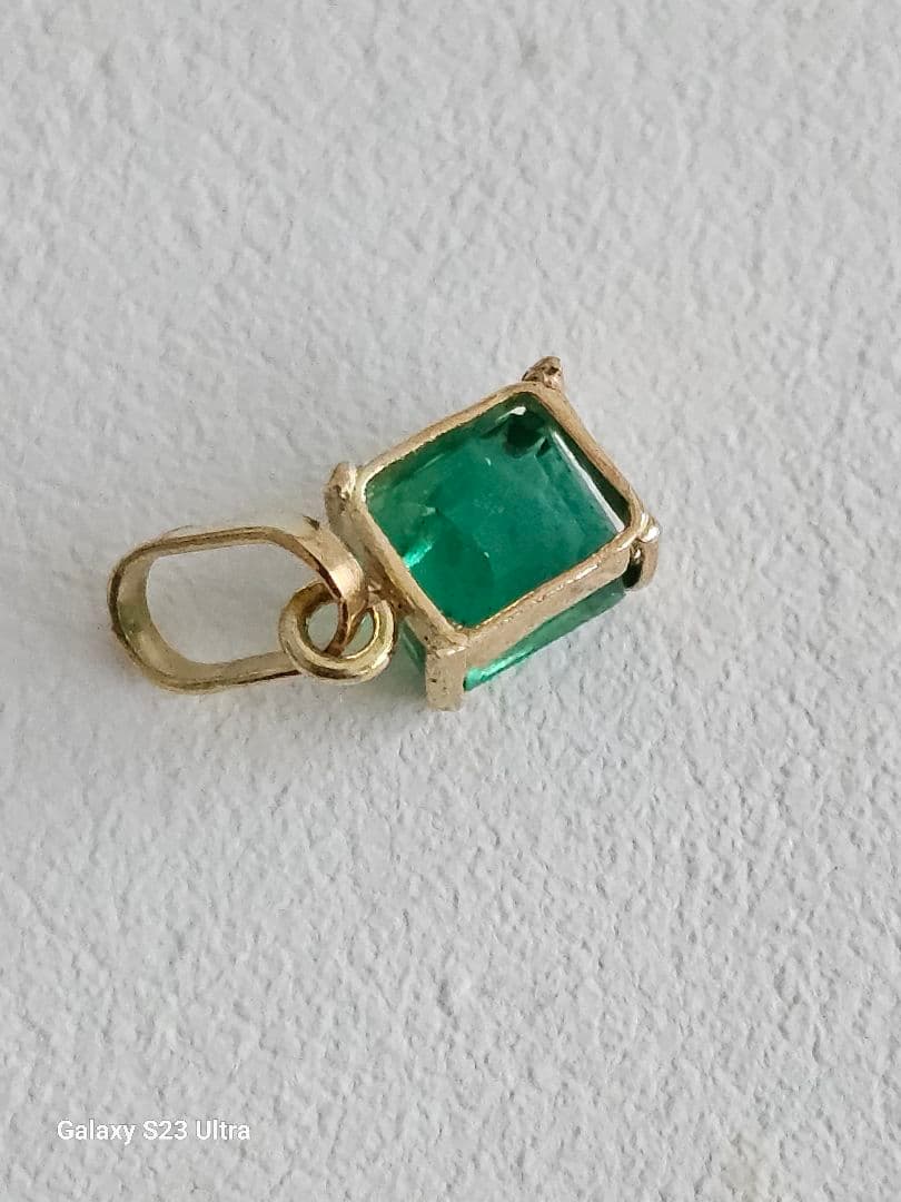 K１８コロンビア産エメラルド　ペンダント５x４mm