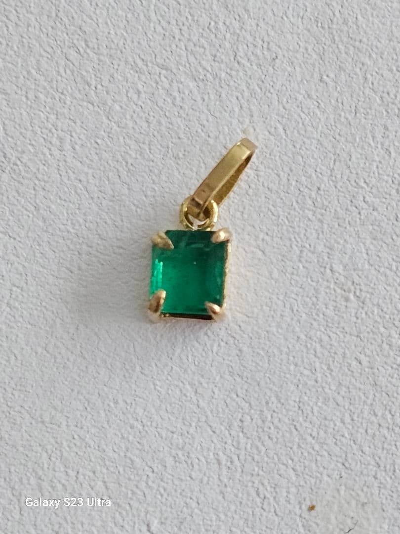K１８コロンビア産エメラルド　ペンダント５x４mm