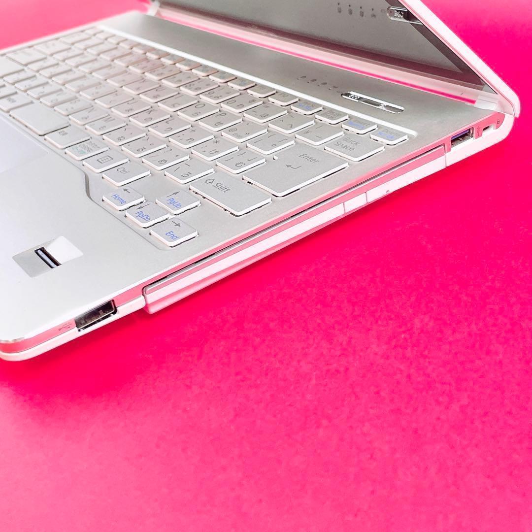 小型軽量❣️タッチパネル✨️可愛い白薄型ノートパソコン✨️カメラ付きサクサク快適SSD