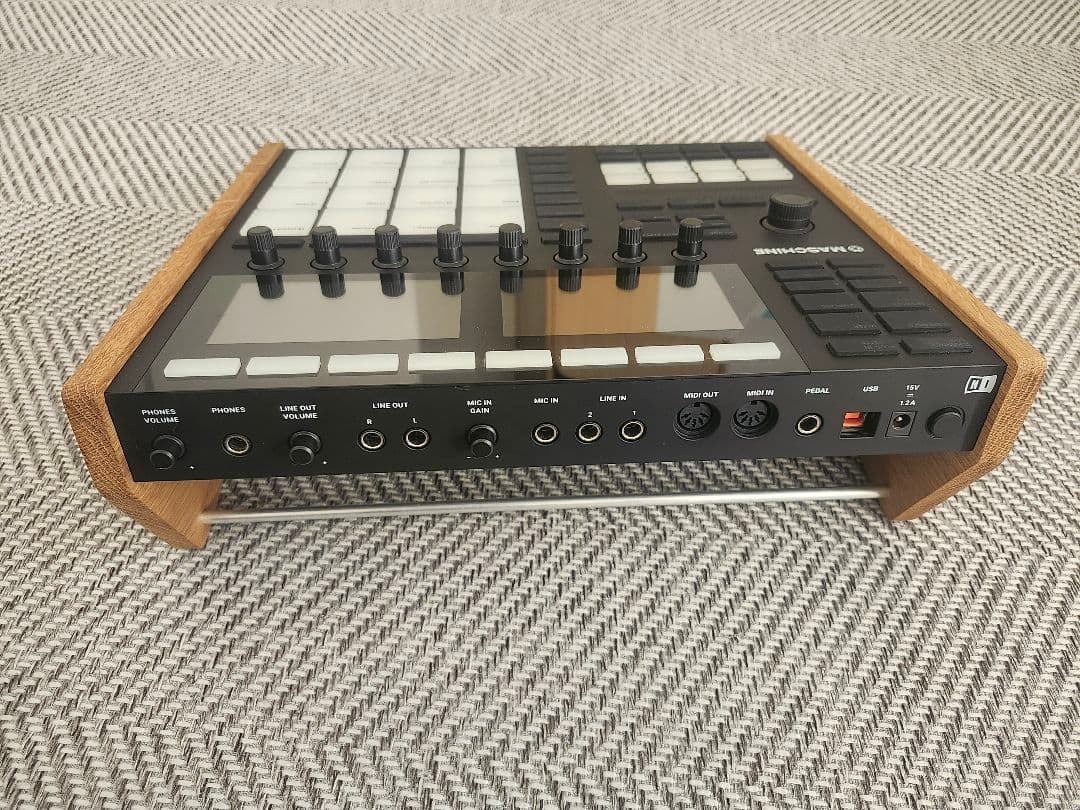 MASCHINE MK3 (専用スタンド付・説明書無し)