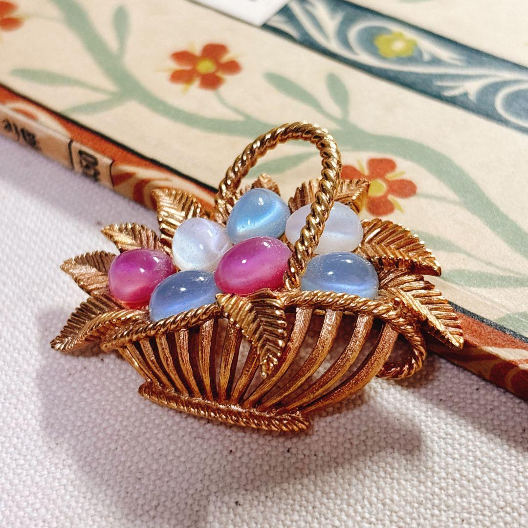 トリファリ 可愛らしい色合い カボジョン イースター エッグ ブローチ 春