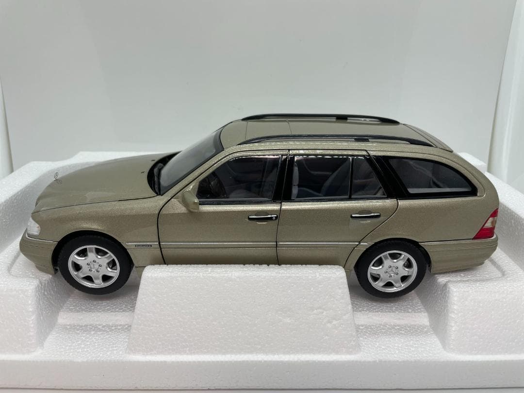 304-037 ノレブ 1/18 ベンツ C-Class T-Model