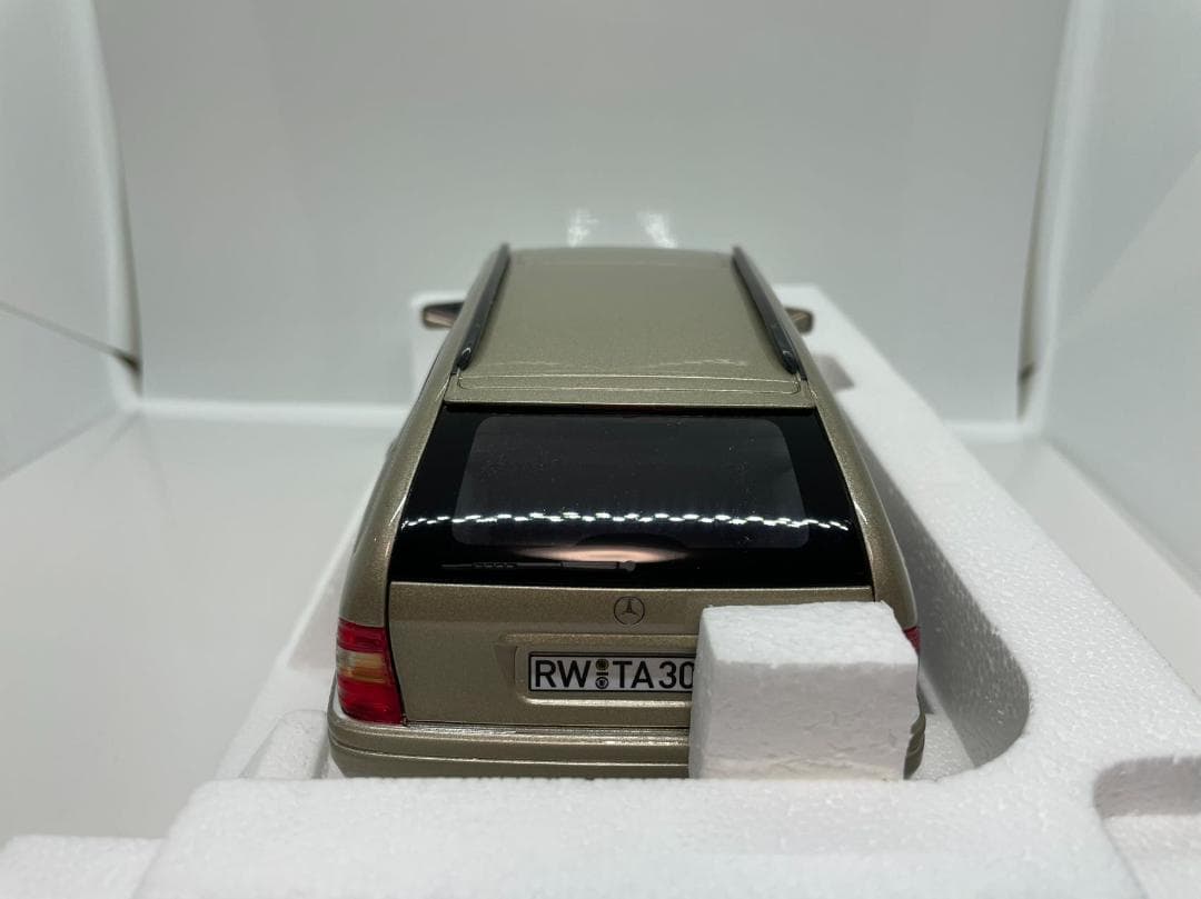 304-037 ノレブ 1/18 ベンツ C-Class T-Model