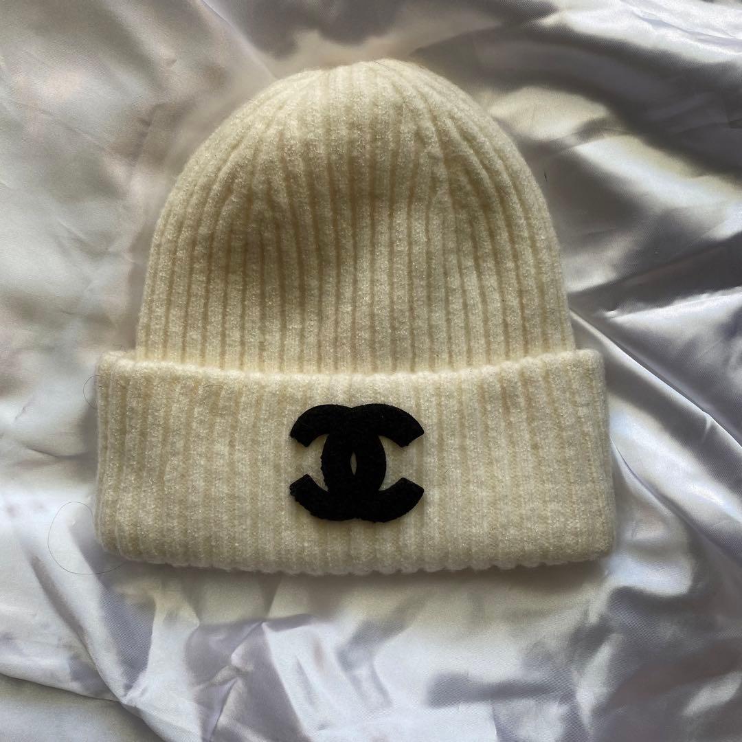 CHANEL CCマーク　ホワイト ニット帽 ロゴ刺繍