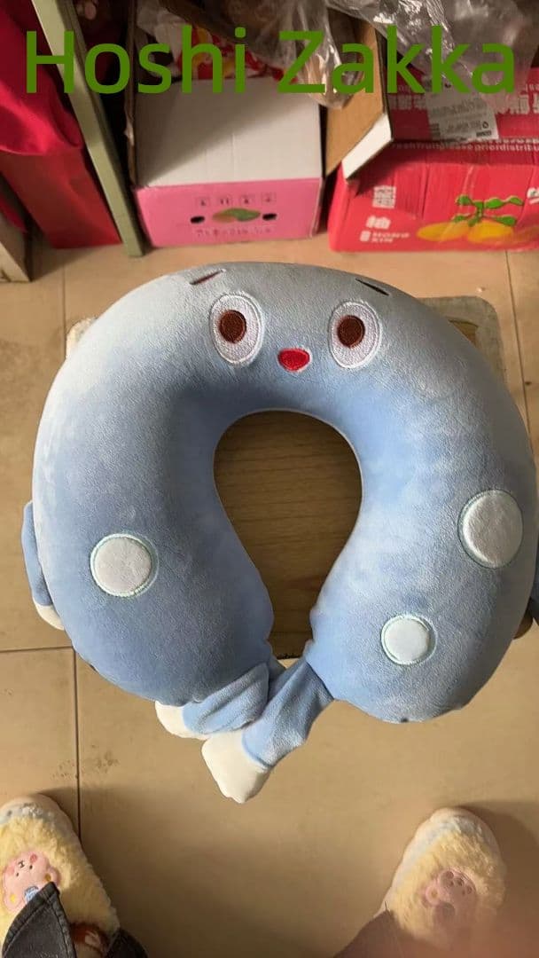 青いキャラクター型ネックピロー