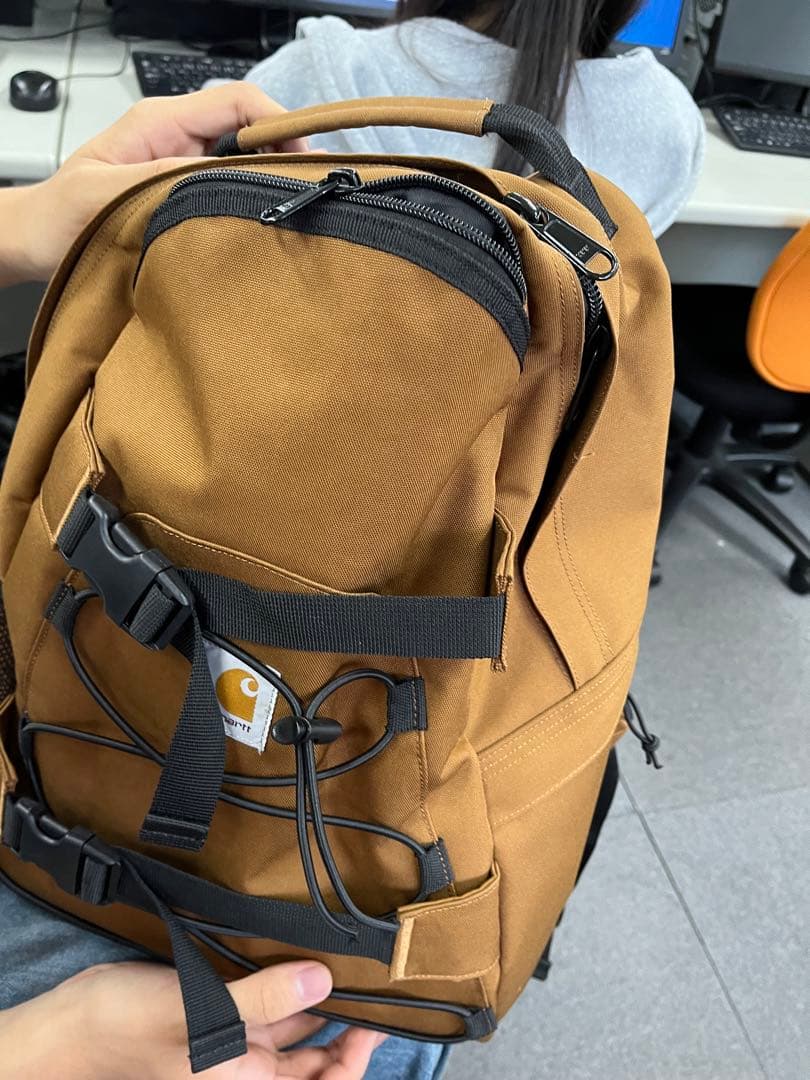 泥で汚れた白いズボン