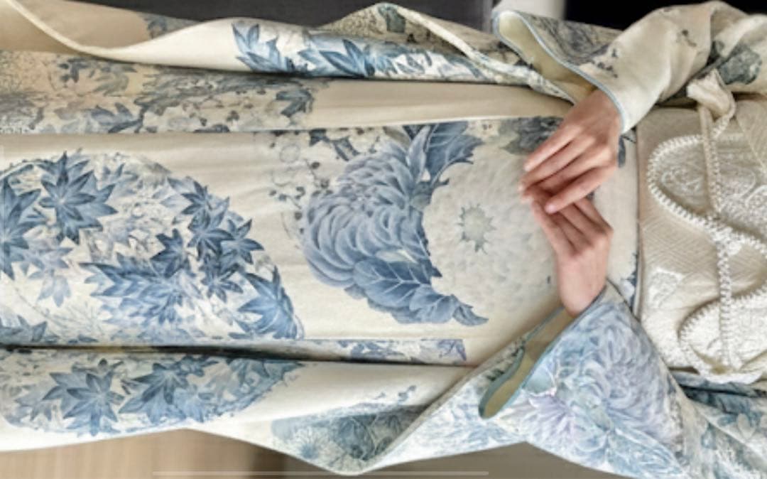 青色と白色の花柄振袖