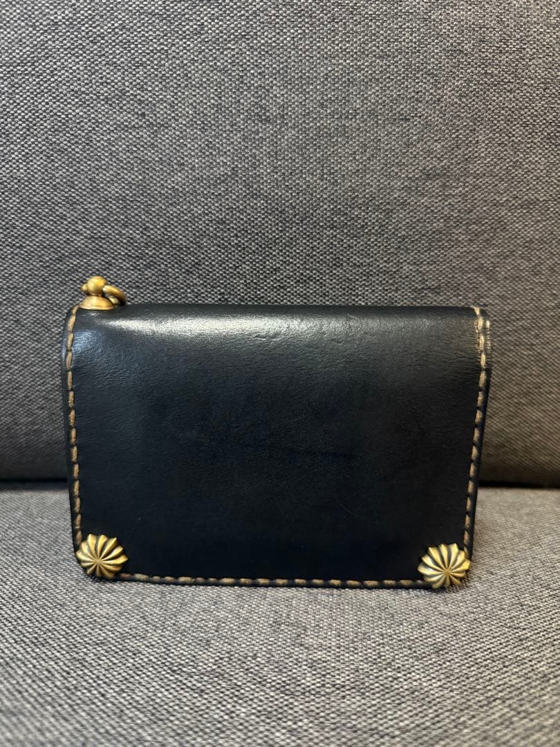 トラッカーウォレット　黒のレザー ミニ財布 金色装飾付き