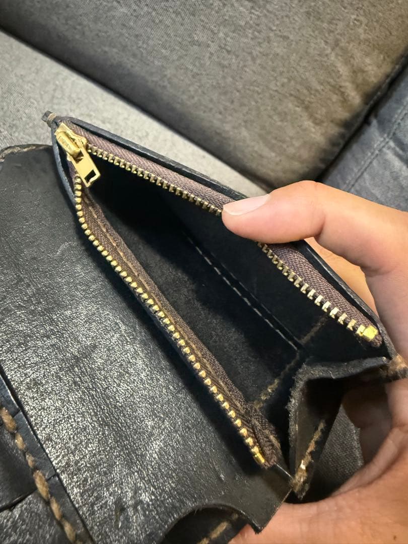 トラッカーウォレット　黒のレザー ミニ財布 金色装飾付き