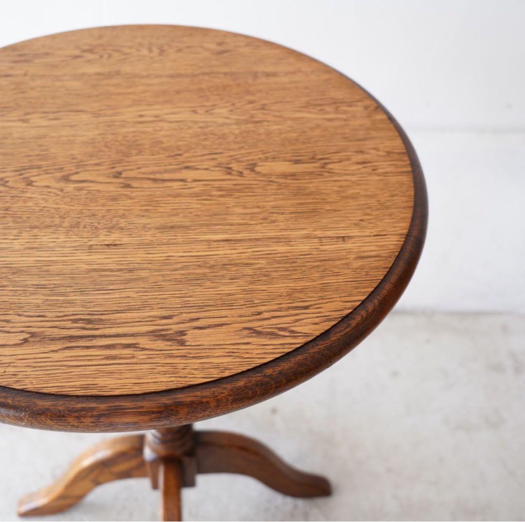 ろくろ飾りのテーブル