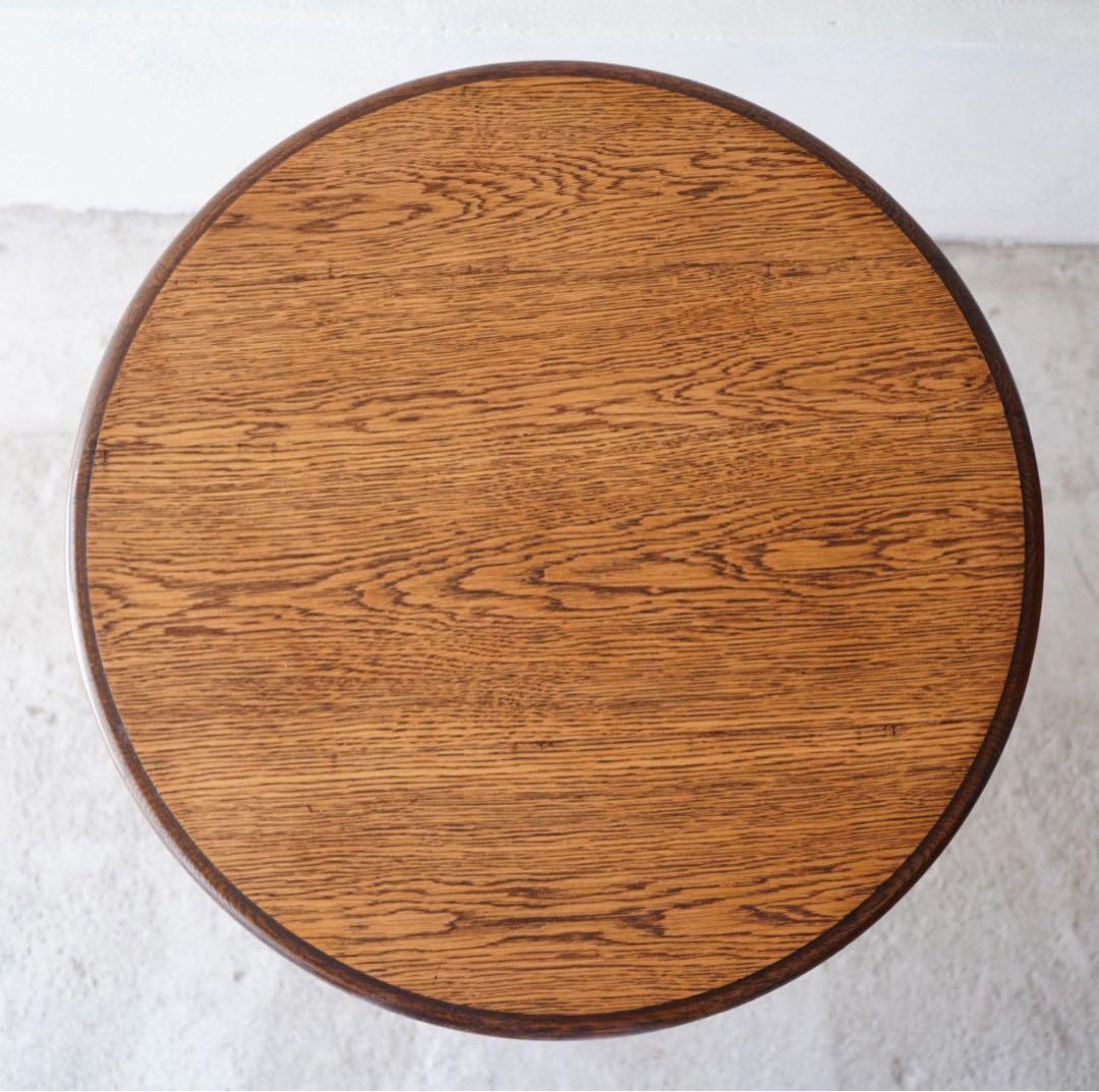 ろくろ飾りのテーブル