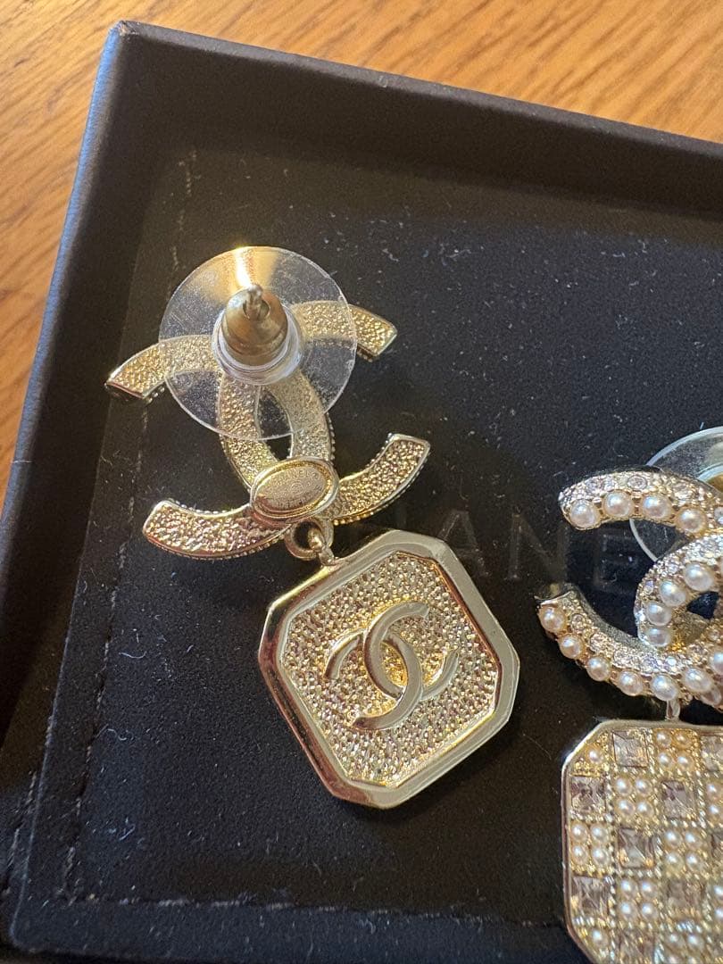 CHANEL ダイヤモンド風装飾 ゴールドピアス