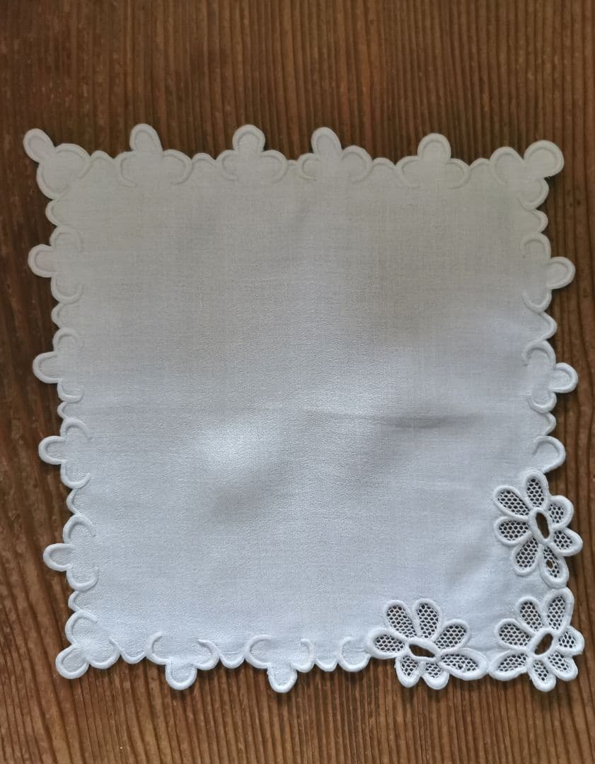アンティークフランス 花びらチュールの西洋菊 スカラップ白糸刺繍 ハンカチクロス