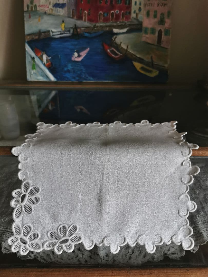 アンティークフランス 花びらチュールの西洋菊 スカラップ白糸刺繍 ハンカチクロス