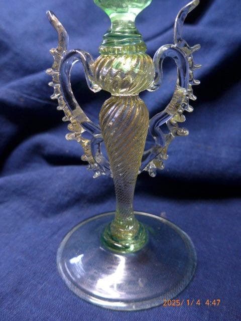 繊細で美しいヴェネチアングラスです。緑色です