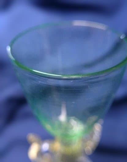 繊細で美しいヴェネチアングラスです。緑色です