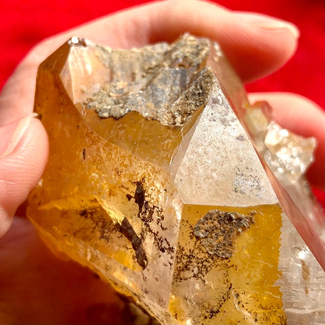 珍品！酸化鉄の被膜により黄色い巨大フェンスタークォーツ