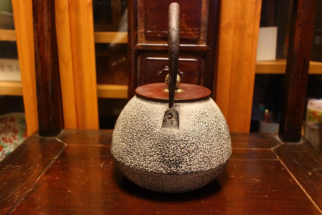 泰山堂造鉄瓶 裏蓋刻印白肌（未使用品）