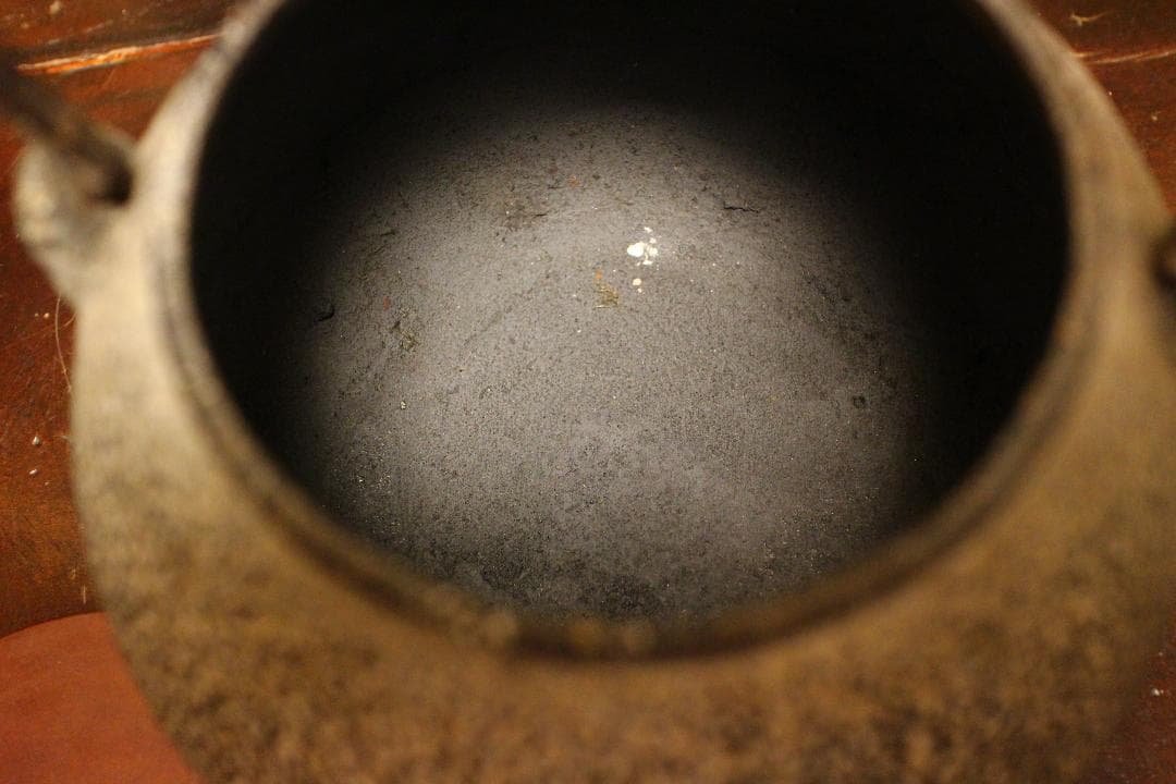 泰山堂造鉄瓶 裏蓋刻印白肌（未使用品）