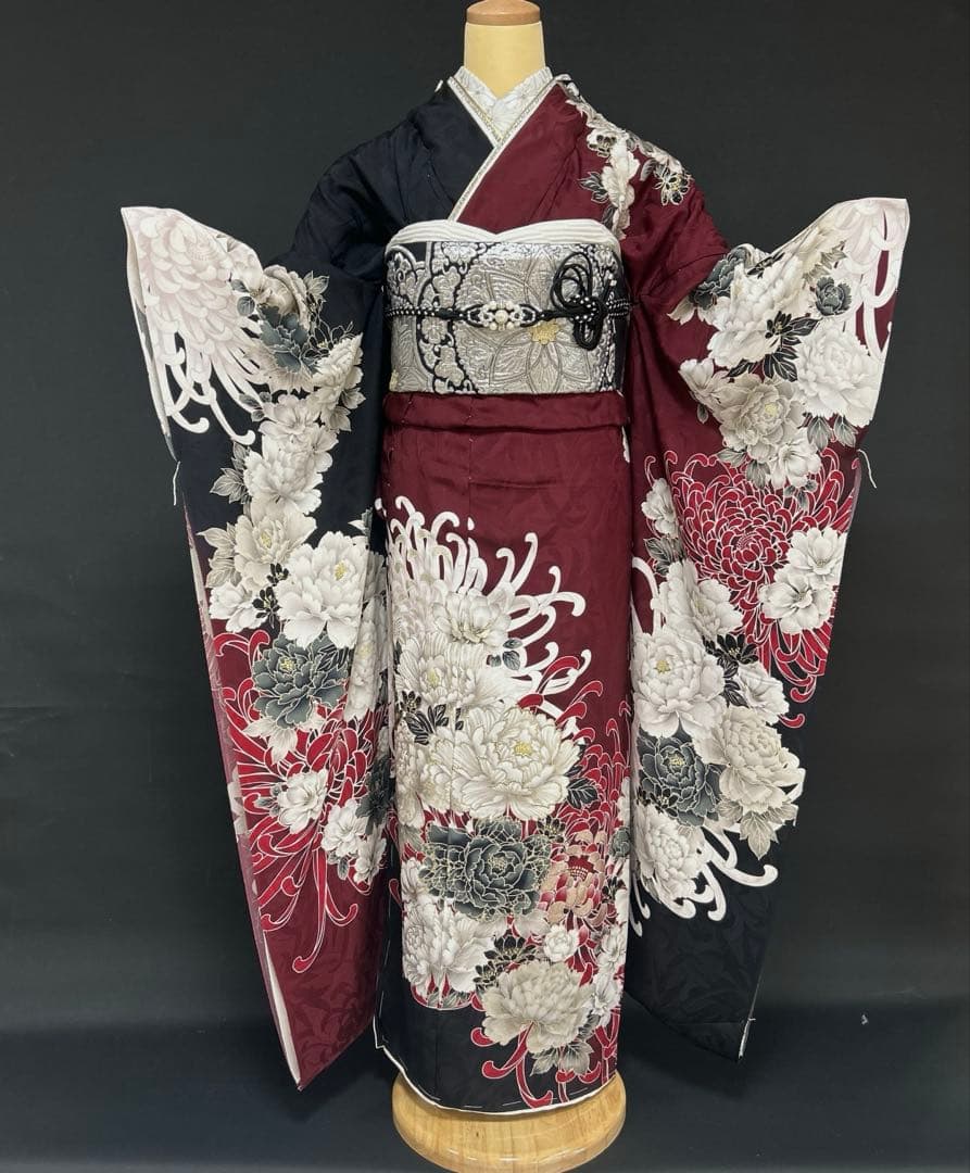 エンジと黒の染め分け牡丹と菊の振袖フルセット
