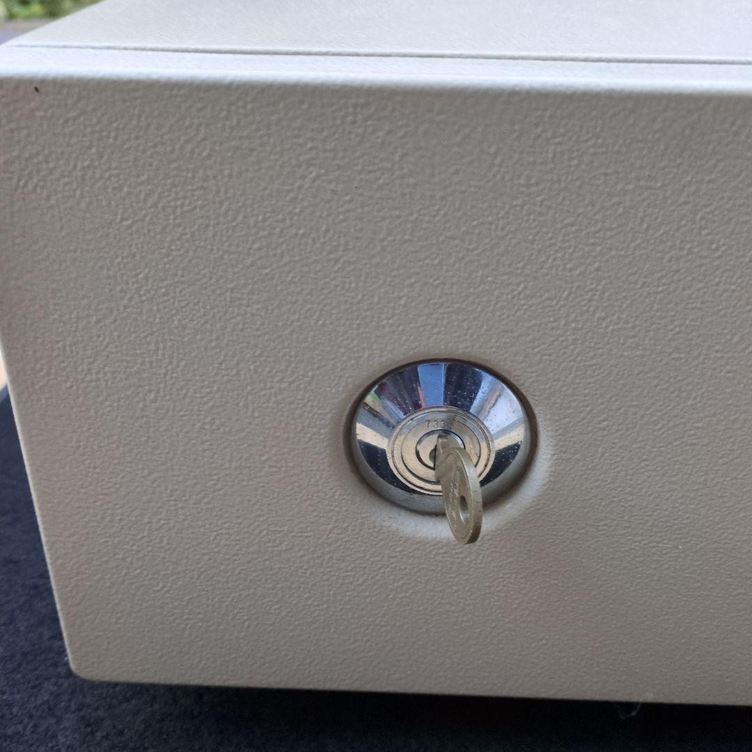 耐火金庫 。アイボリーキャッシュボックス 回転式鍵付き。１h耐火・衝撃落下。