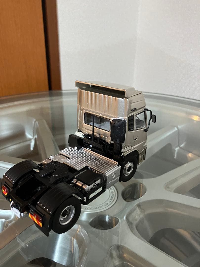 UD TRUCKS クオン 1/43 トラクター・ヘッド