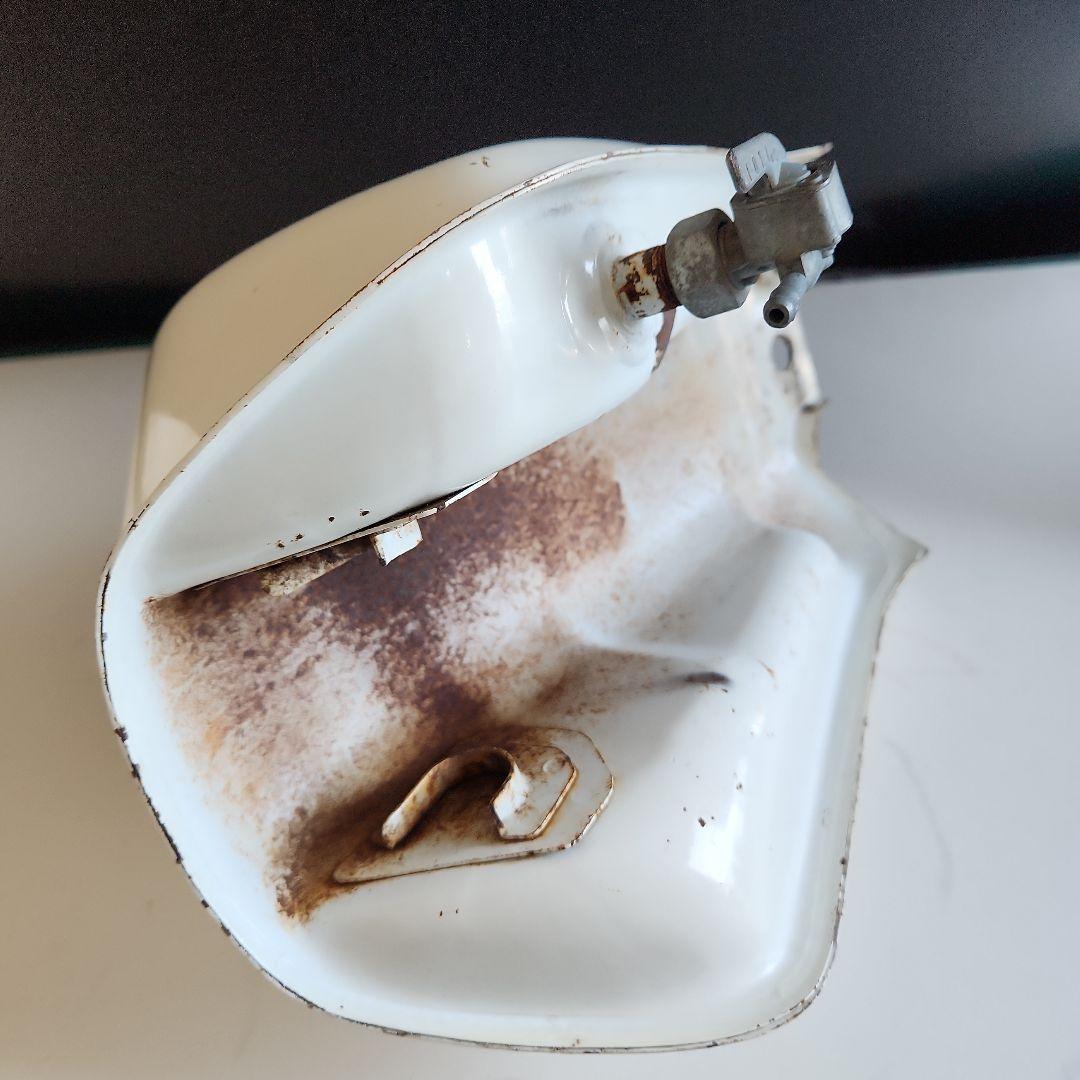 モンキーBAJAガソリンタンク白 鍵付き送料無料、即納いたします。