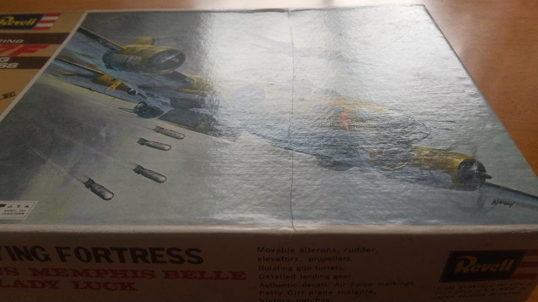 メンフィスベル 機長直筆サイン入りTシャツ & B-17(レベル・ハセガワ×２)