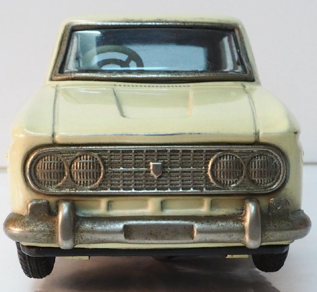 萬代屋【ダットサン ブルーバード410 2ドア白リモコン欠】ブリキ製ミニカー箱無