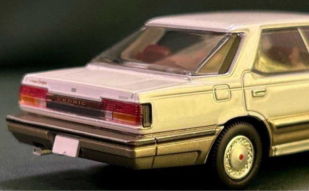 トミカリミテッドヴィンテージネオ ニッサン セドリック V30 白