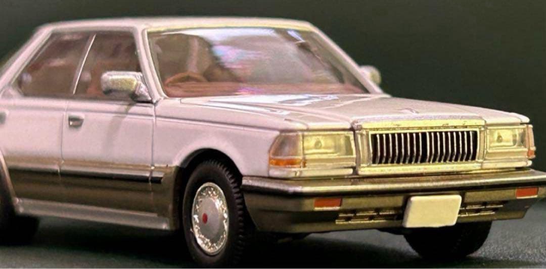 トミカリミテッドヴィンテージネオ ニッサン セドリック V30 白