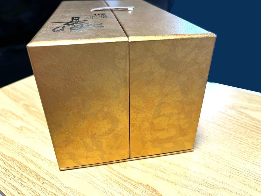 の*た様 超希少‼︎サントリーウイスキー 響30年 金色の観音開きの空き箱