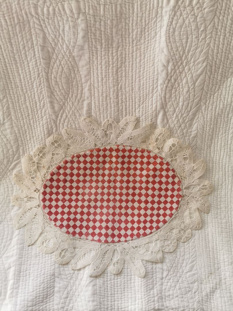 アンティークフランス レッド＆アイボリー 市松模様織 バテンバーグレースドイリー