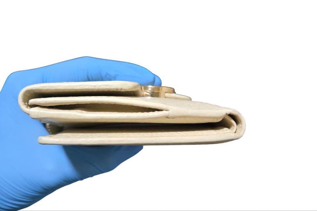 GUCCI インターロッキング　GG　二つ折り財布　レザー　ホワイト