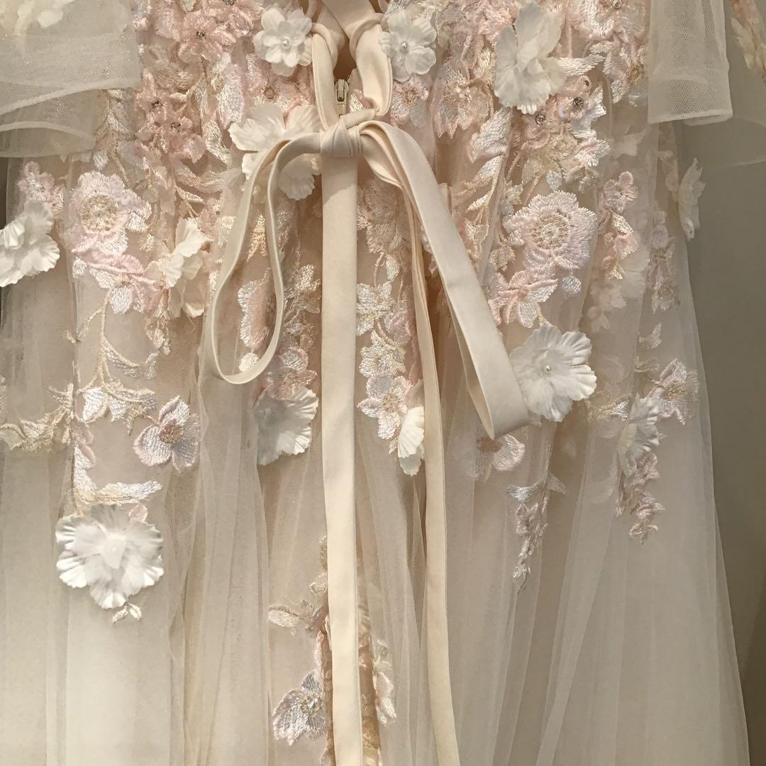 花刺繍オフショルダープリンセスラインウェディングドレス