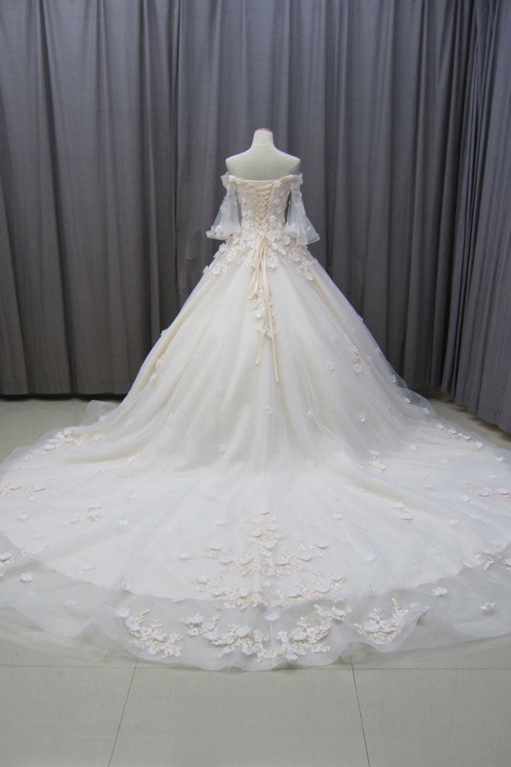 花刺繍オフショルダープリンセスラインウェディングドレス