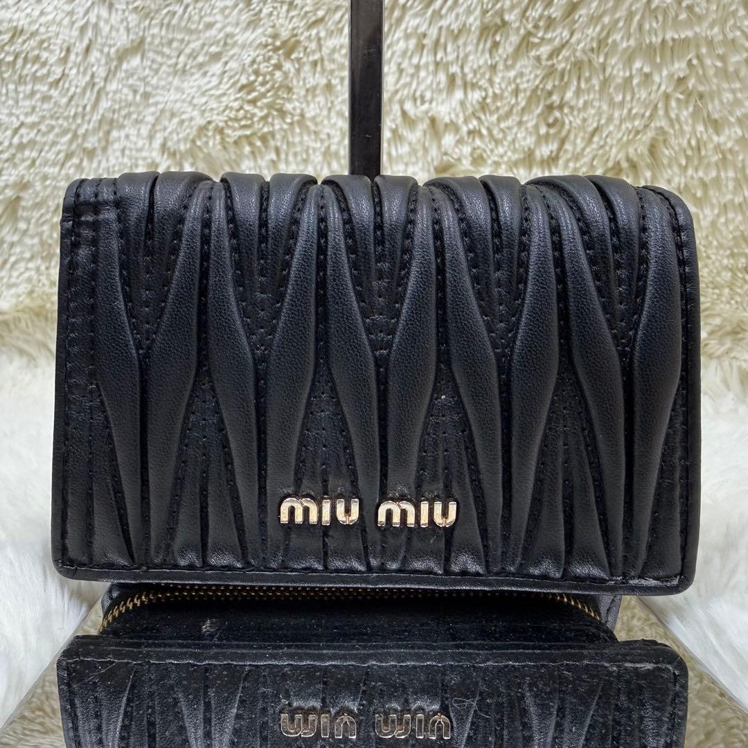 ✨美品✨ MIUMIU 二つ折り 財布 マテラッセ 黒 レザー メタルロゴ
